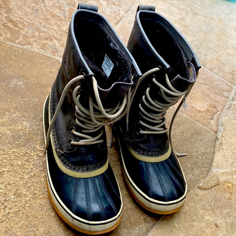 Women’s Hand Crafted SOREL Leather and Rubber Lace Up Boots - size 10